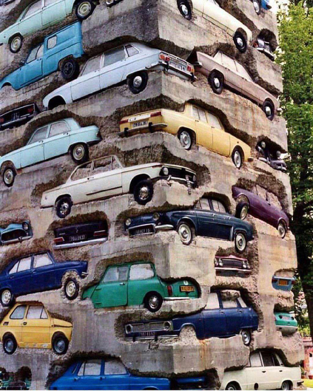 بنای ساخته شده از خودروهای قدیمی